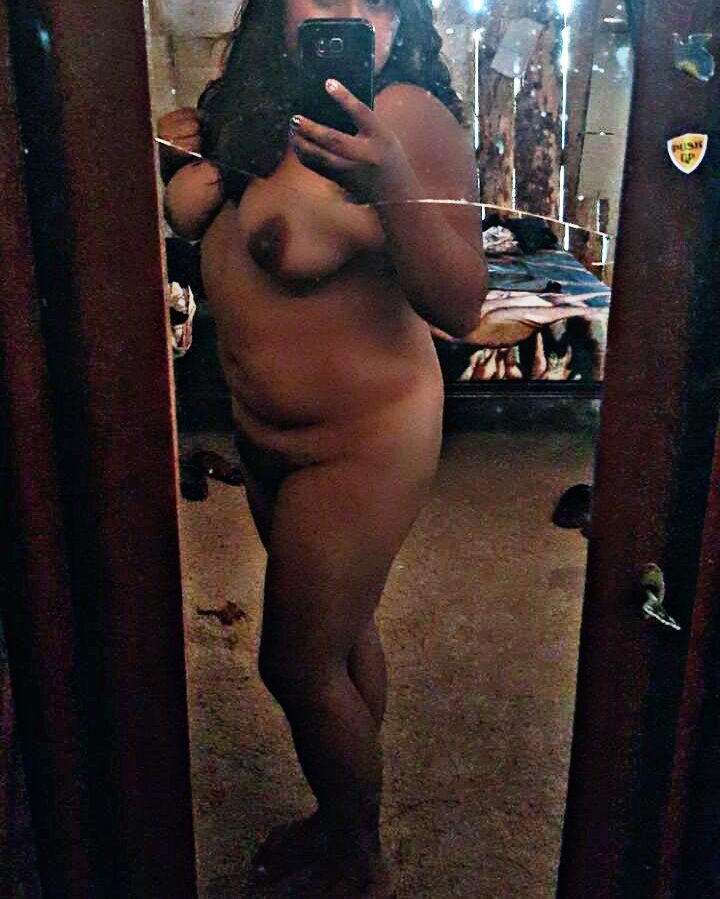 Chica de pueblo desnuda